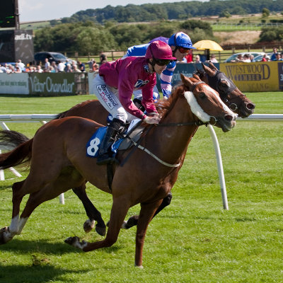 Paddy Aspell wins aboard Ursus with Lee Vickers and Albero di giuda in 2nd