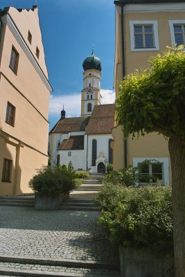 Walking a small park, at the church of Inchenhofen/Southern Bavaria.