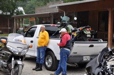 Gary and Al discussing the virtues of haulin your bike in a pickup