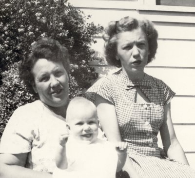 Mary - Ann and Kath 1946.jpg