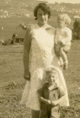 Mary - Kath and Richard in field 1932.jpg