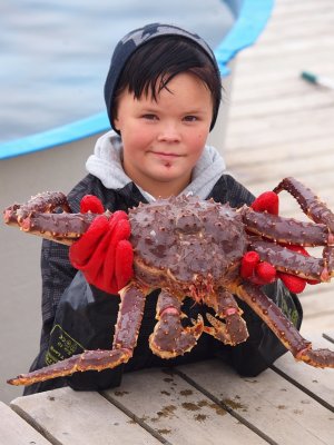 Jongen met koningskrab in Skarsvg