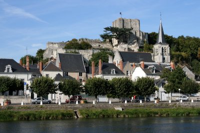 Le donjon, la ville au bord du Cher