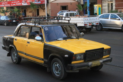 Taxi jaune et noir d'Alexandrie