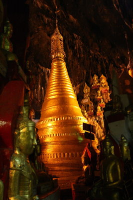 Un pagodon parmi les bouddhas