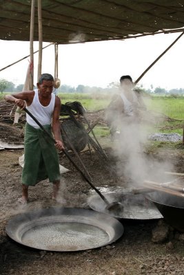 La cuisson du riz dans de vastes chaudrons