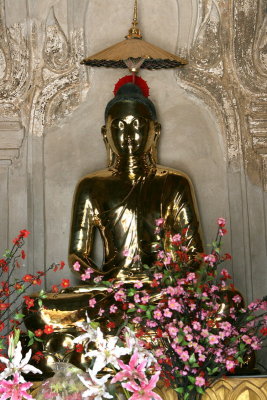 Bouddha du temple Phaya Thone Zu