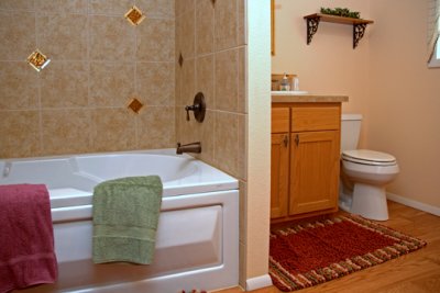One of the guest bathrooms of SanSuzEd B&B