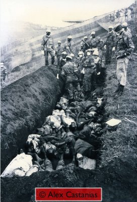 Mass grave behind the hospital dug by UN soldiers contains bodies of 22 persons shot to death by soldiers of the Rwandan Patriotic Army, four victims hacked to death with machetes by fellow internally displaced persons, and two victims of suffocation in the stampede.

La premiere fosse commune est creuse par les soldats de l'ONU derrire l'hpital.  Il y a dedans 22 personnes qui sont morts pendant la nuit du 16 par balles tus par l'APR, quatre par machettes tues par des IDPs et 2 par touffement.