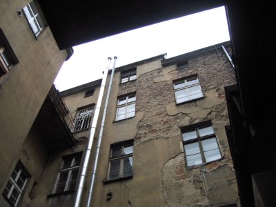 Poznan-HostelGarden.JPG