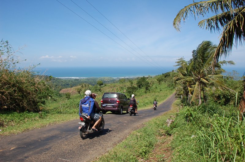jalan di punggungan bukit mengarah ke pantai
