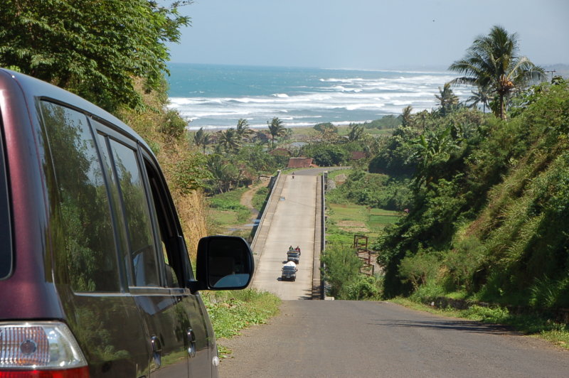 naik turun bukit di pantai