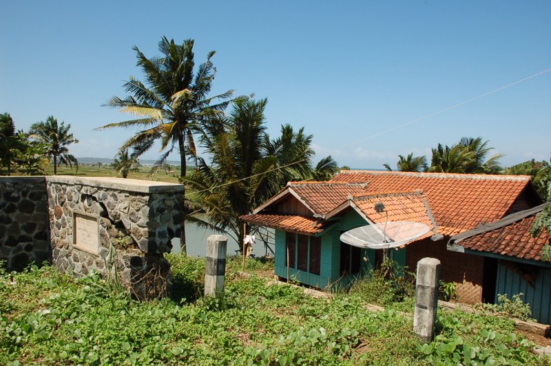 rumah di tepi jembatan