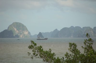 pulau2 karts didepan pelabuhan Halong City