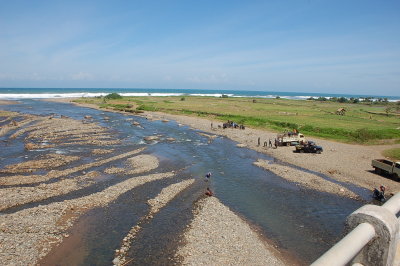 sungai sumber bebatuan