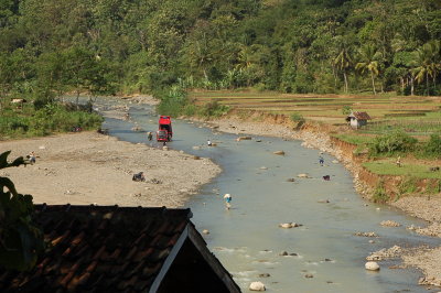 sungai di tepi jalan Pamengpeuk arah Cikajang