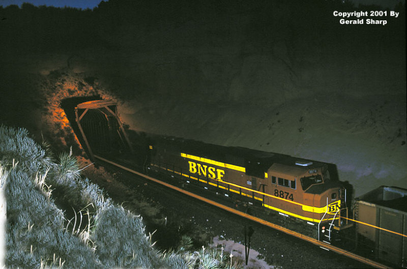 bnsf8874dpu_nightshot_at_guernsey_t1.jpg