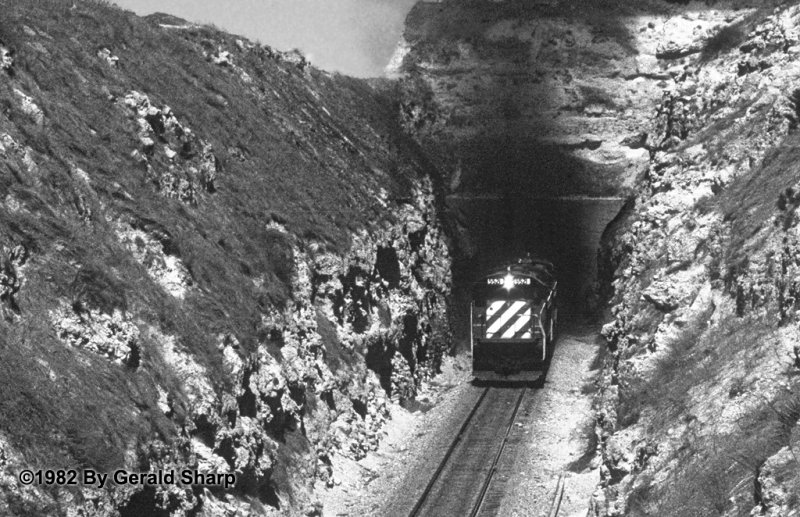 BN 5521 East At Belmont Tunnel, NE