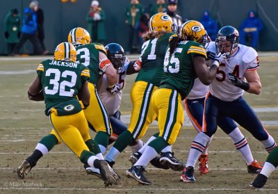 Brandon Jackson (32) carries the ball behind Scott Wells (63), Josh Sitton (71) and Quinn Johnson (45)