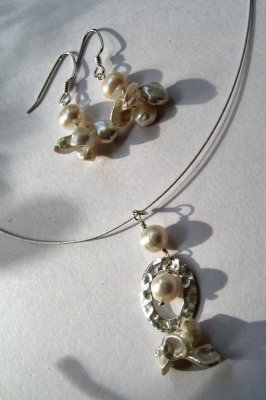 freshwater pearls and Thai silver pendant and earrings