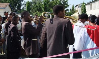 The brass band welcomes the newlyweds