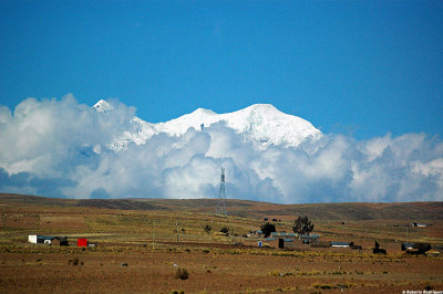 O cume do gigantesco Illimani(6.462m), visto da rodovia nos arredores de El Alto.