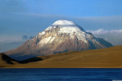 Nevado Sajama(6542m), visto do Lago Chungar no Parque Lauca.