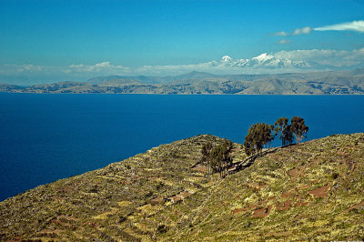 O azul e magnfico Lago Titicaca.  distncia,  o Illampu(6.368m) e o Ancohuma(6.427m), no extremo noroeste da Cordillera Real