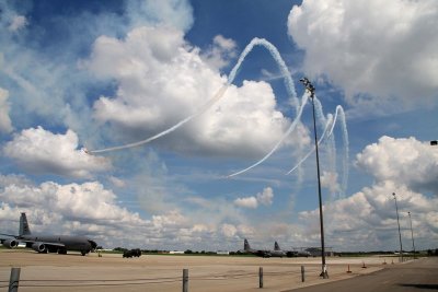 Aeroshell Team flying Areoshell Demonstration Team flying AT-6 TexansTexan AT-6s