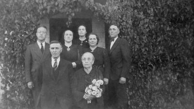 Famille de mon grand-pre (lui-mme  l'extrme-droite sur la photo), vers 1940-1945