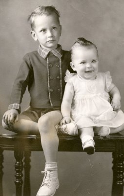 Moi (4 ans) et ma soeur Madeleine (1 an), en 1954