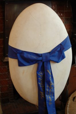 White chocolate egg - 1.5 m high