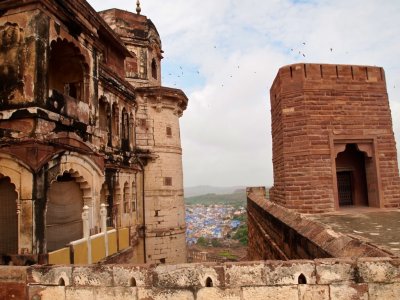 Birds hover from one rampart to the other