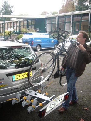 Aankomst meetauto en fiets bij gemeentehuis Zeist