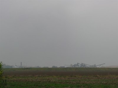 Zicht op kranen bij de Rijn