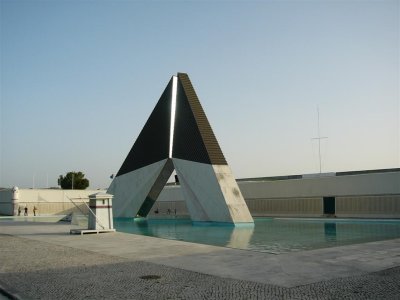 Monumento a los combatientes de Ultramar langs de Taag in Alges Lissabon