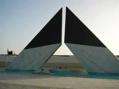 Monumento a los combatientes de Ultramar  langs de Taag in Alges Lissabon