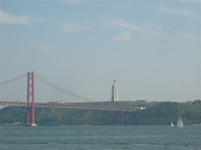 Ponte 25 de Abril met beeld Christo Rei aan de andere kant van de Taag