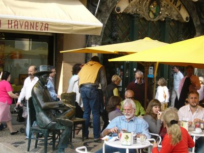 Standbeeld Fernando Pessoa bij Caf a Brasileira