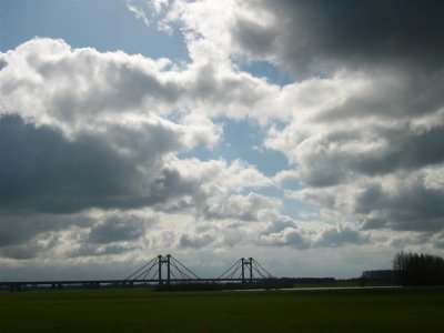 zicht op brug N323 bij Beneden-Leeuwen