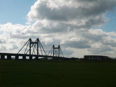 zicht op brug N323 bij Beneden-Leeuwen