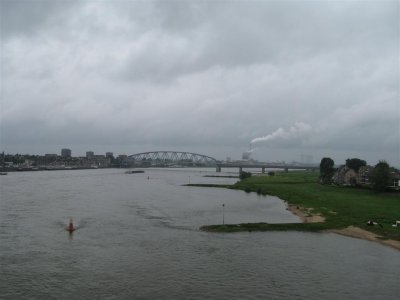 zicht vanaf Waalbrug bij Nijmegen