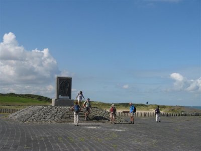 Monument op de dijk bij Nieuwe Sluis