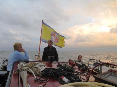 Nienke, Henk en Joris op het achterdek