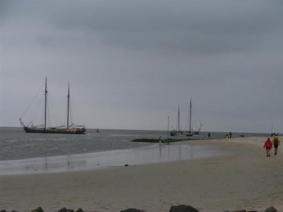 De Josina Elisabeth bij de haven van Vlieland
