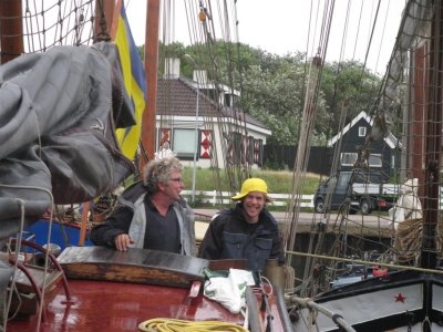 Henk en Joris op de Boreas in de haven van Vlieland