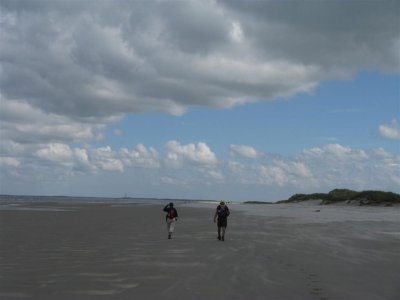 Het strand van Terschelling, links Marlies en rechts Andr