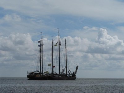Een groepje van drie schepen op het Wad