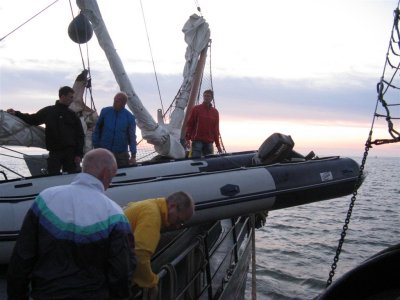 De sloepen worden uitgeladen bij Schiermonnikoog