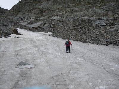 Sneeuwveld in afdaling Mallnitzer Scharte naar Gieener Htte (klimmer is een tegenligger)